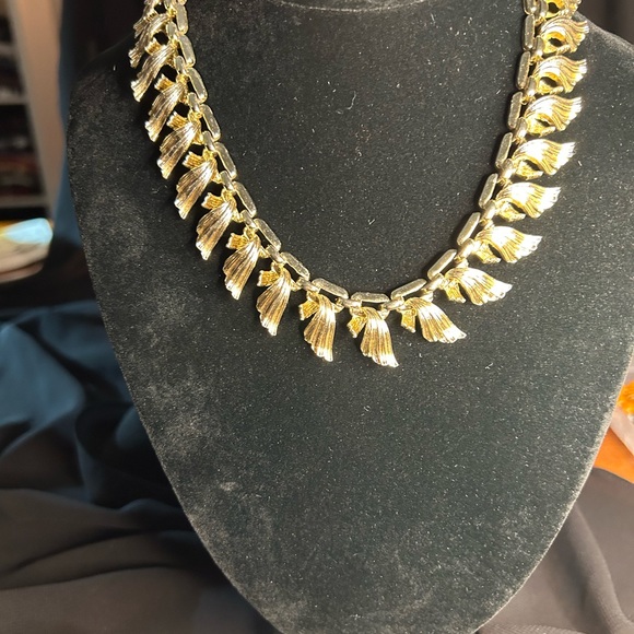 LISNER VTG Beautiful Gold Tone Metal statement Choker. - Picture 2 of 7